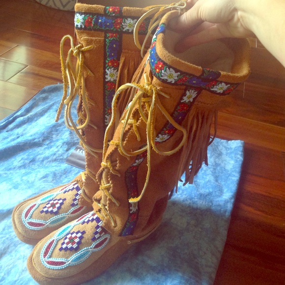 manitobah mukluks Shoes - NWT beaded Manitobah Annie McKay mukluks size 8